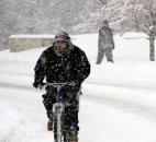 A man makes his way down Sherman Boulevard on his bike during the heavy snowfall Sunday afternoon. (Photo by Ellie Bogue of The News-Sentinel).