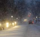 Drive time Tuesday evening as the snow is just really starting to fall. Cars slowly make their way south on Fairfield Ave, near Fairfield Elementary School. ( Photo by Ellie Bogue of The News-Sentinel).